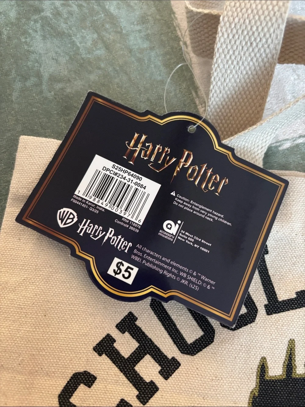 NWT Harry Potter Hogwarts Crest Canvas Tote Bag in Cream and keychain